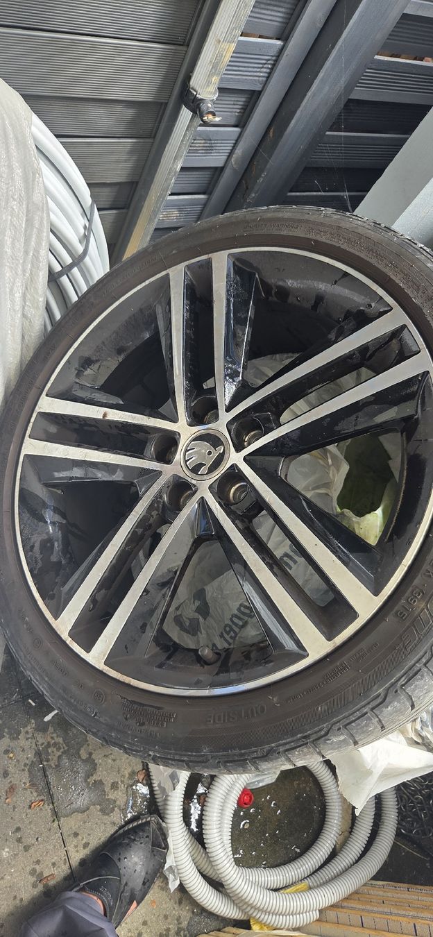 Skoda Felgen: 215/40R17 rad mit sommet refen – Gebraucht aus Schafisheim von kanwal