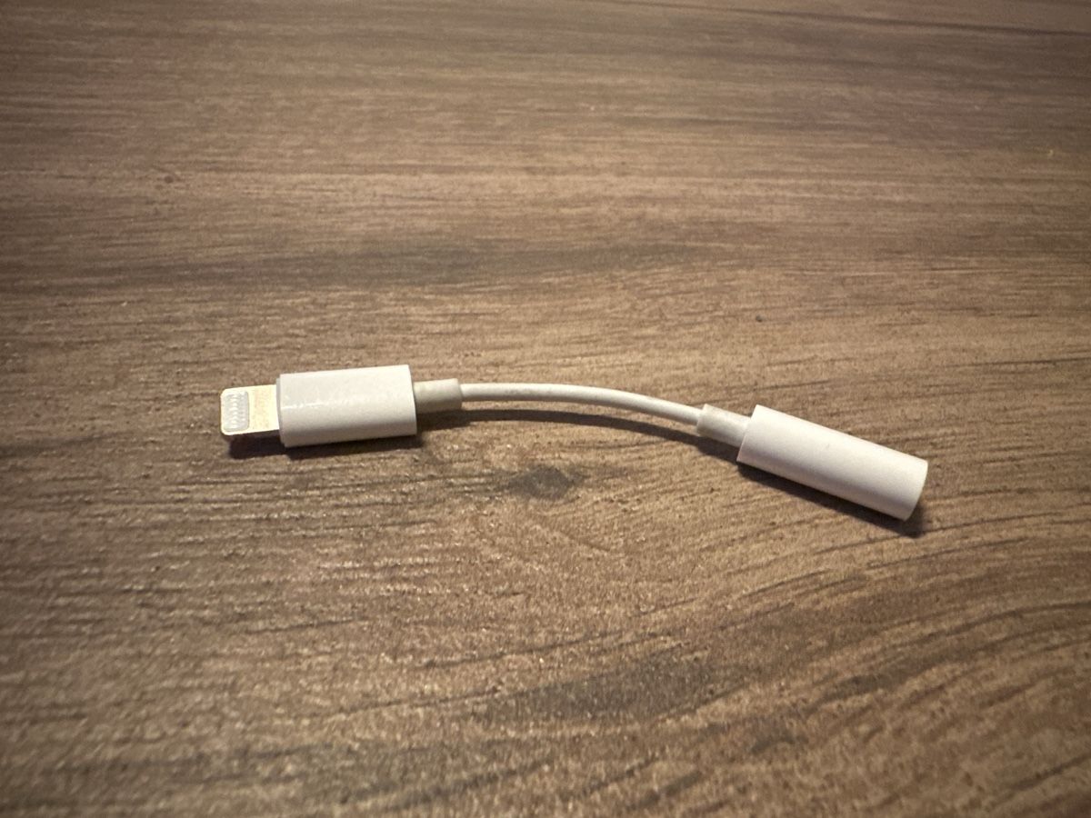 Apple Laufwerke & Adapter: Apple Lightning auf 3.5mm Kopfhöreranschluss Adapter! – Gebraucht aus Bätterkinden von rip2000