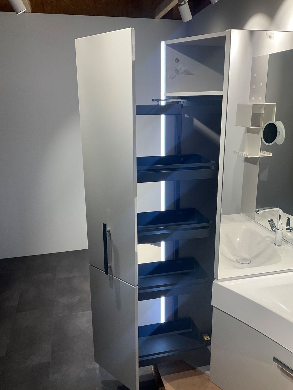 Mobili per bagno: 046 Burgbad Eckbadmöbel, grau, mit Hocker, 122/85cm – Nuovo (secondo la descrizione) da Derendingen venduto da Meisterstuecke 2