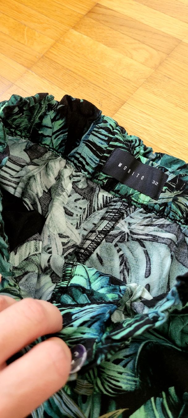 Pantaloni: Sommerhose mit Blattmuster, Grösse 36 neu – Nuovo (secondo la descrizione) da Emmenbrücke venduto da gatasalvache 7