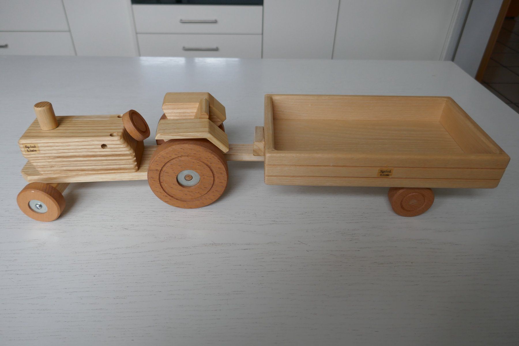 Giocattoli: Schöner Holz Traktor mit Wagen – Nuovo (secondo la descrizione) da Kerzers venduto da Wandermuck 3