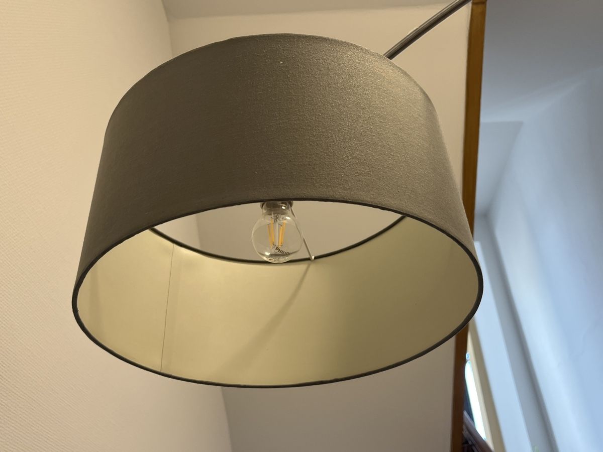 Lampade: Moderne Bogenlampe / Stehlampe mit grauem Stoffschirm – Usato da Solothurn venduto da HH91 2