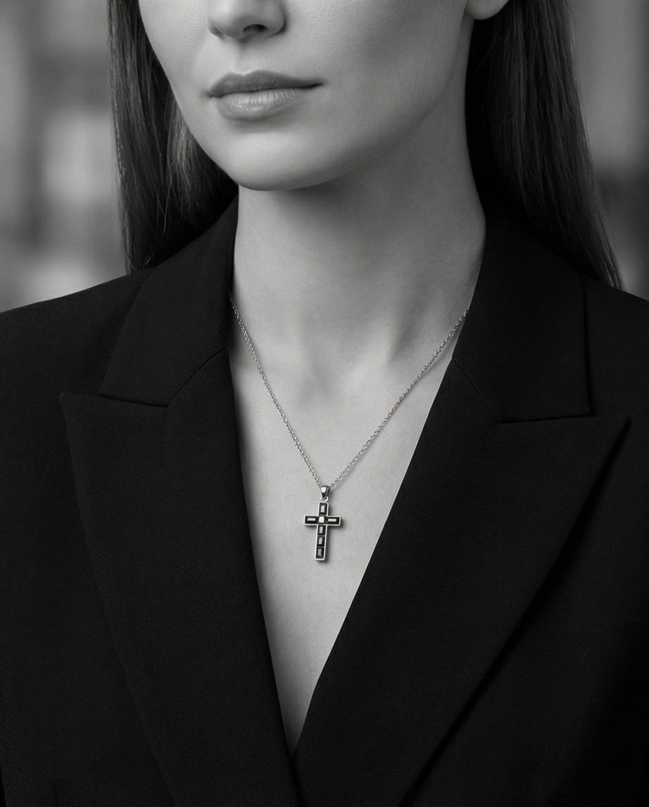 Swarovski Ketten: Swarovski collier avec pendentif croix comme neuf – Gebraucht aus Vuisternens-Romont von gol_xp6p