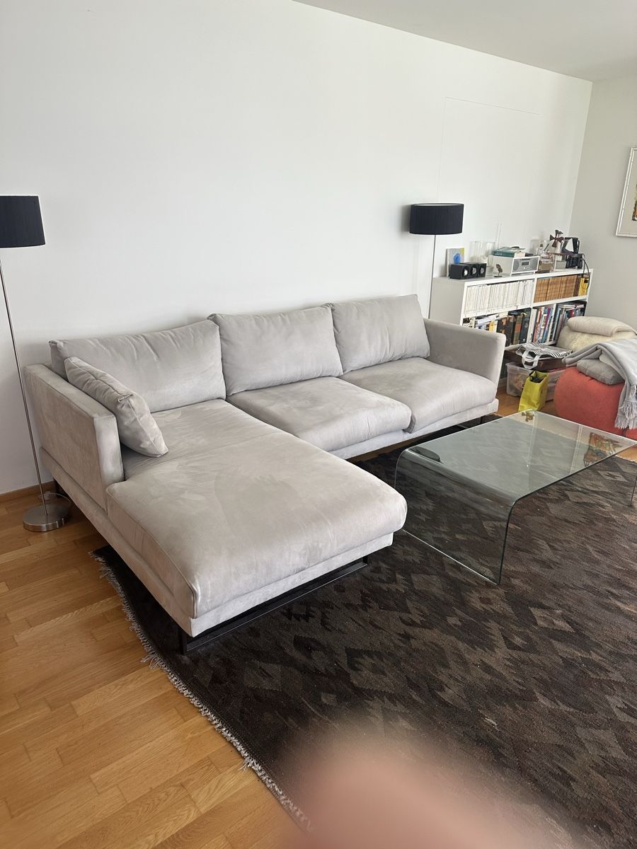 Sofas: Komplette Sofagruppe (Sofa, Teppich, Glastisch, Stehlampen) – Gebraucht aus Küsnacht ZH von Glenny02