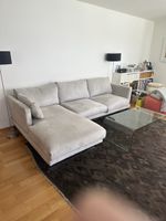 Komplette Sofagruppe (Sofa, Teppich, Glastisch, Stehlampen)