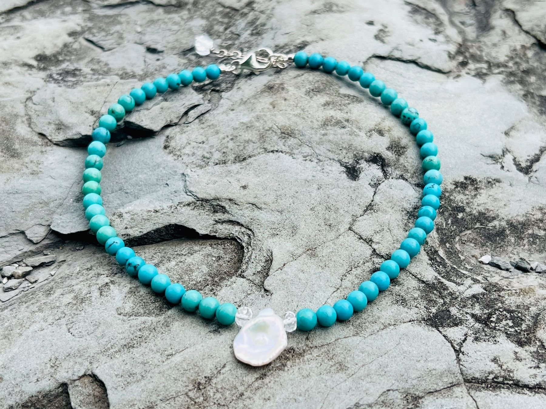 Ketten: Turquoise & Keshi Pearl Necklace Silber – Neu und originalverpackt aus Rüschlikon von ThereseJewelryDesign