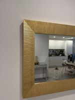 Grosser Wandspiegel mit goldenem Rahmen – modern & elegant