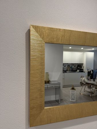 Grosser Wandspiegel mit goldenem Rahmen