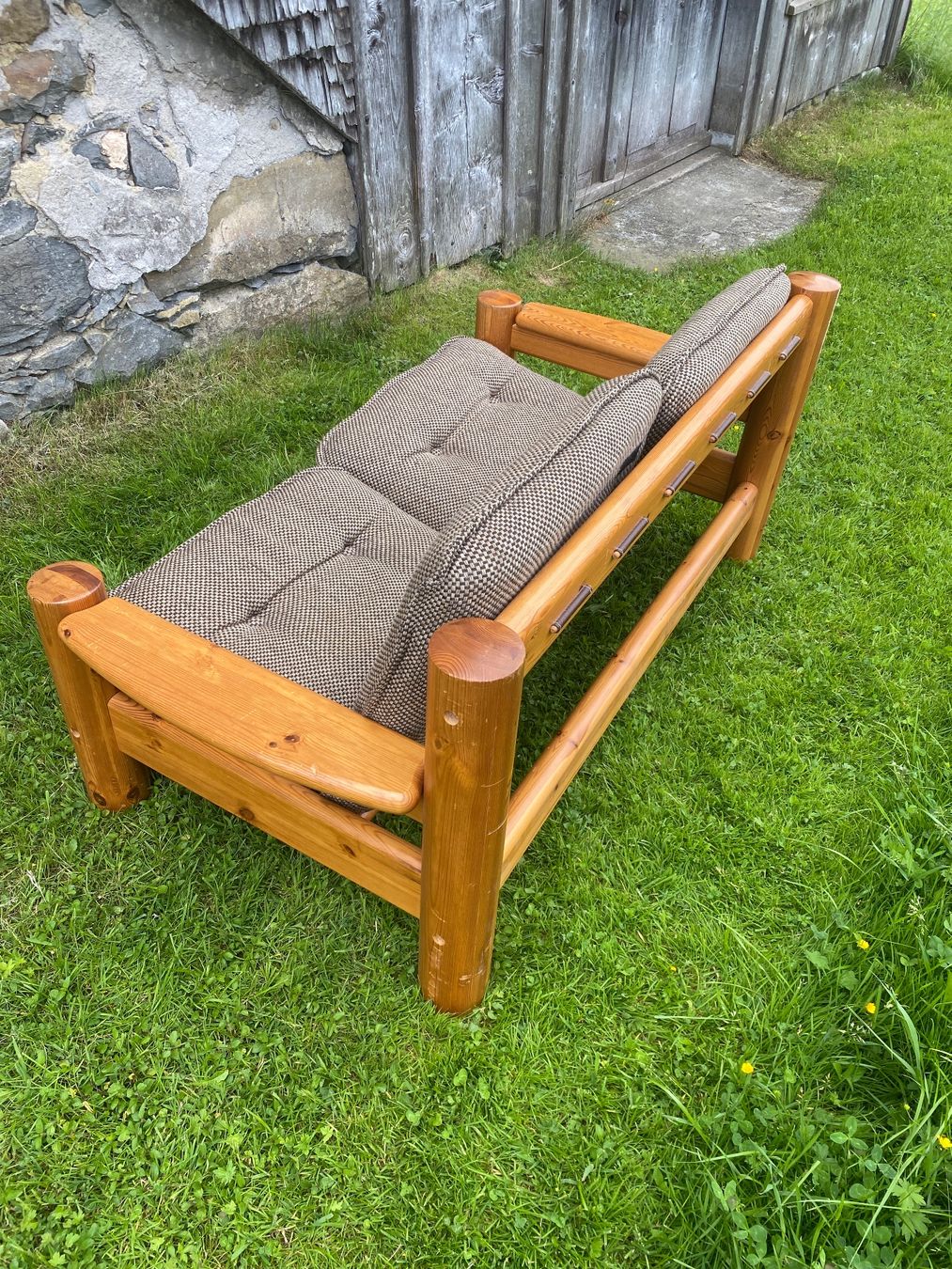 Sofas: Rustikales 2er Sofa aus massivem Holz – Gebraucht aus Wildhaus von mandala10 2