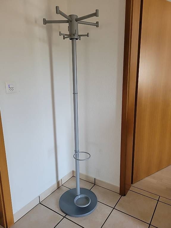 Porte manteau: Kleiderständer grau – D'occasion à Beinwil am See par alpha4712