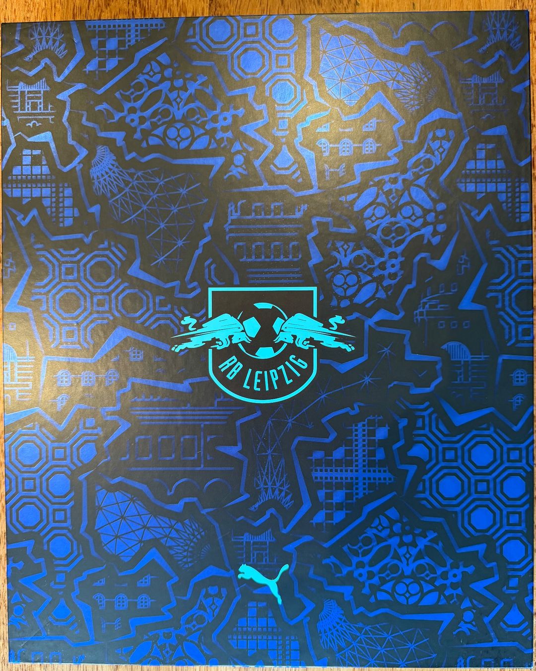 Puma Canottiere & Pantaloni: RB Leipzig - Sondertrikot "Skyline" -  2026 - mit Box – Nuovo (secondo la descrizione) da Hermetschwil-Staffeln venduto da Beat131 2