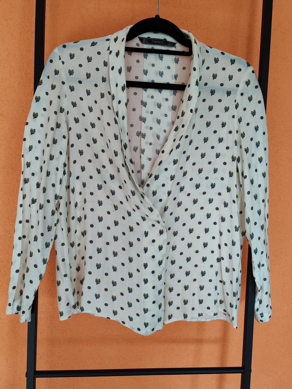 Zara Camicette: Zara-Bluse mit Schalkragen – Usato da Egnach venduto da bgdo26 6
