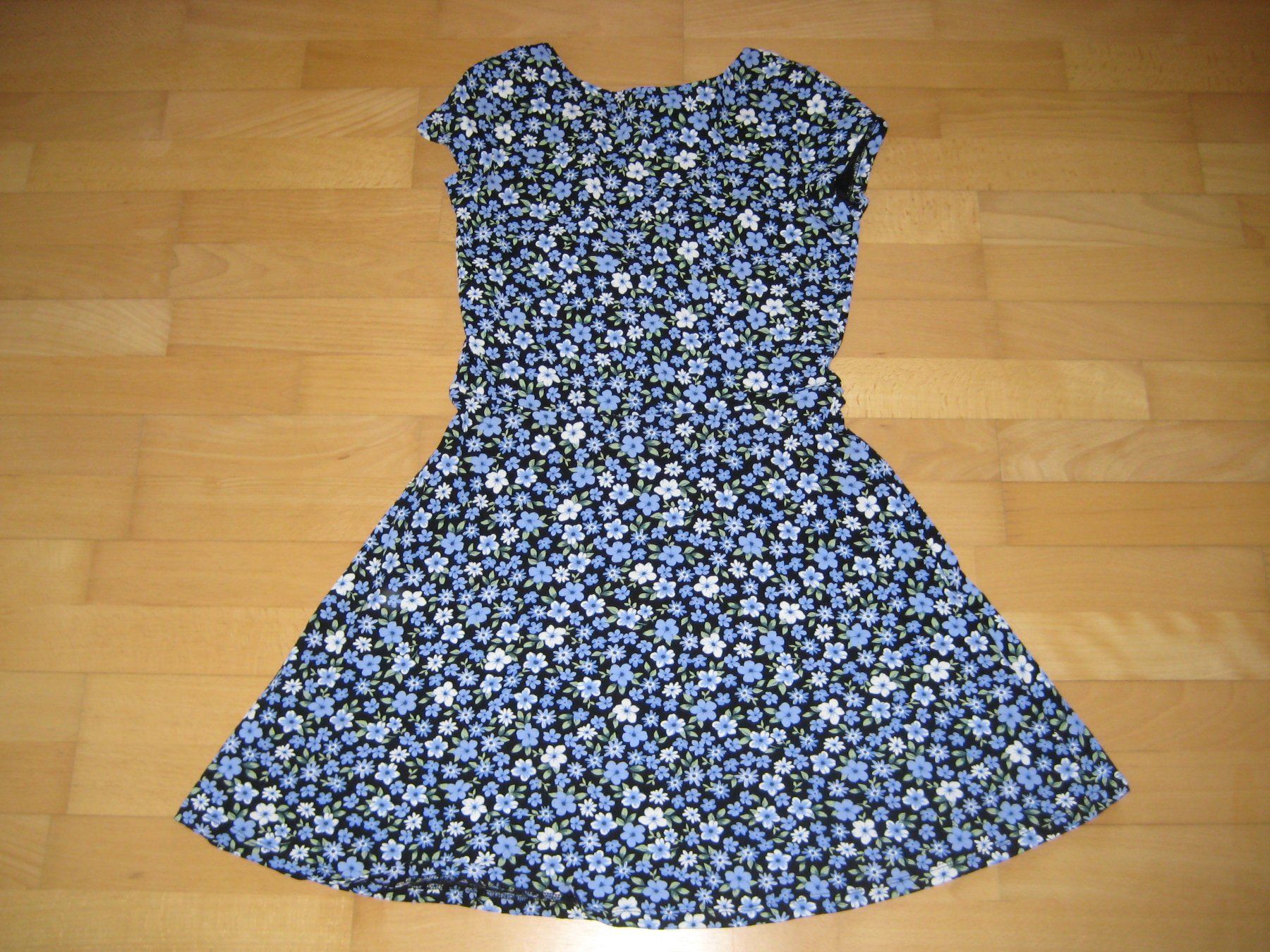 Vestiti: Kleid schwarz mit Blumen Druck Grösse M – Usato da Dietlikon venduto da kue_6cd5 1