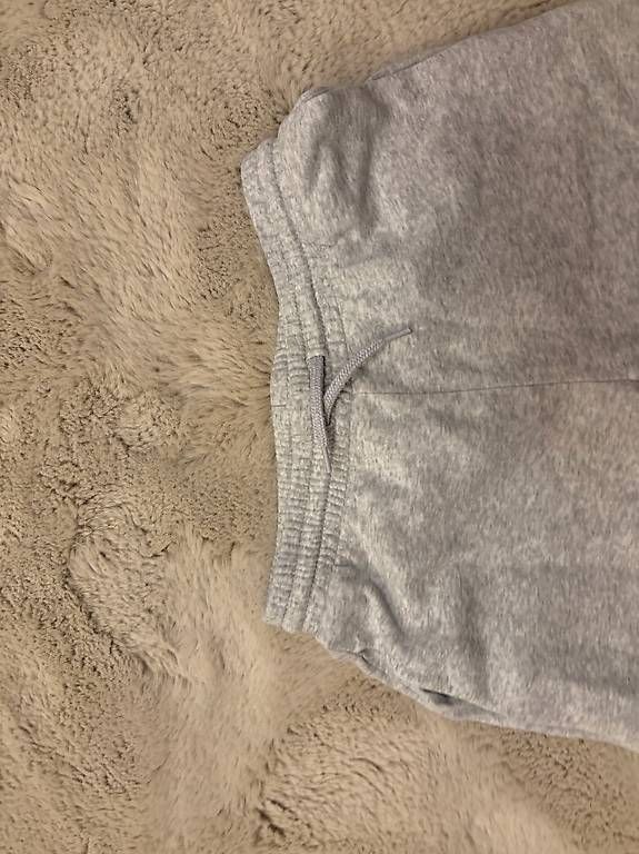 H&M Pantalons: Graue Trainerhose – D'occasion à Lenk im Simmental par niczbaeren 2