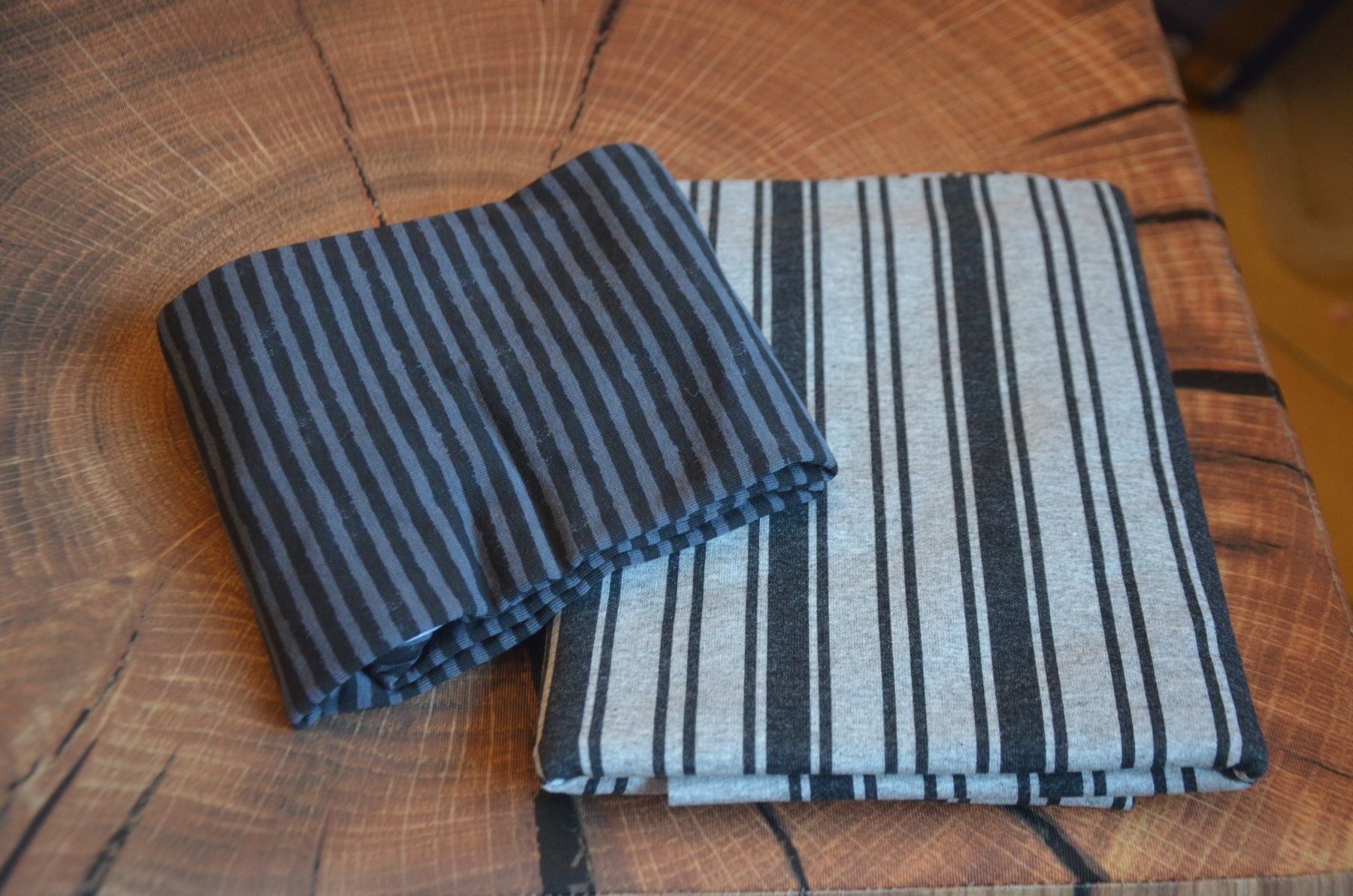 Tessuti: 2 STUCK STOFF RESTE  JERSEY - CM 90X80+90X60 – Nuovo e nell'imballaggio originale da Chiasso venduto da Dolly015