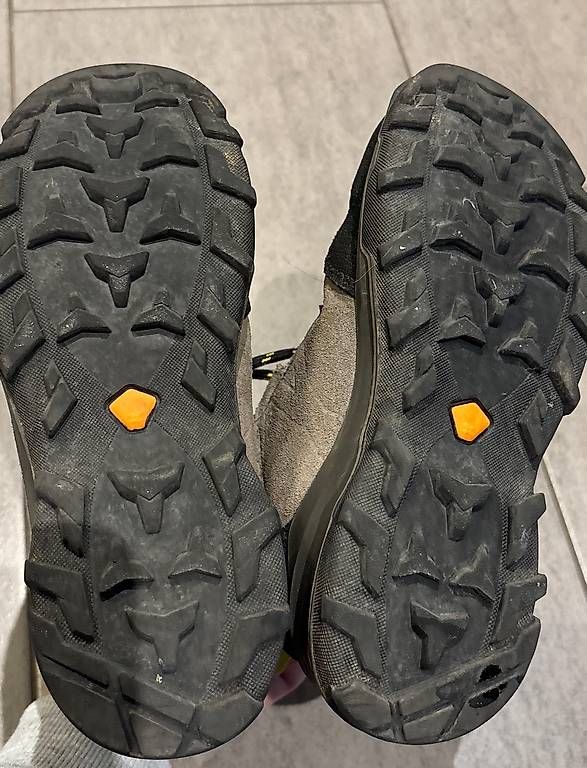 Decathlon Scarpe per ragazzi: Kinderwanderschuhe Quechua Gr. 33 – Usato da Humlikon venduto da Pflanze2 3