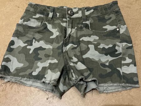 Coole Camouflage Shorts Gr. 146, top Zustand!