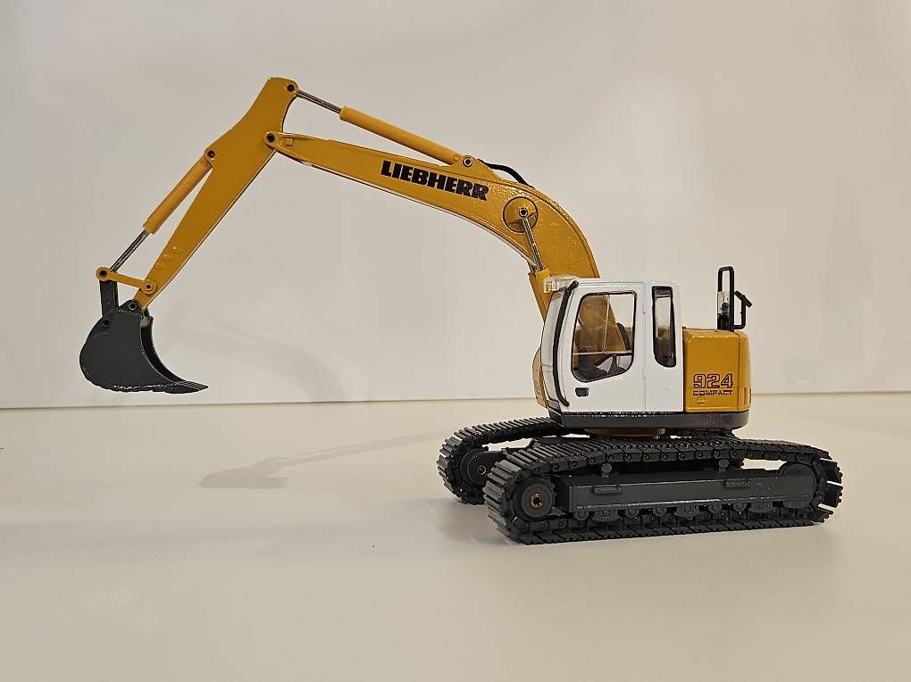 Excavateurs: Liebherr R 924 Compact Excavator – D'occasion à Wittenbach par r_e_d87p 1
