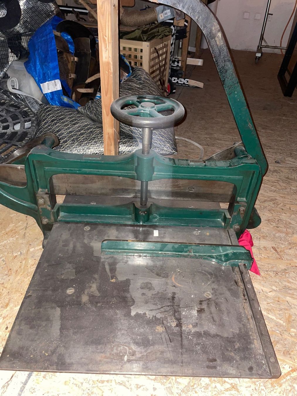 Tutte le macchine: Massicot ancien et robuste - Robuste Schneidmachine – Usato da Fribourg venduto da JohnB4 1