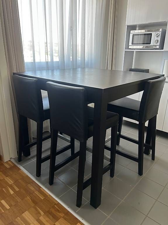 Set di tavolo e panche: Tisch mit Stühle zu verschenken – Usato da Schlieren venduto da NoOne01