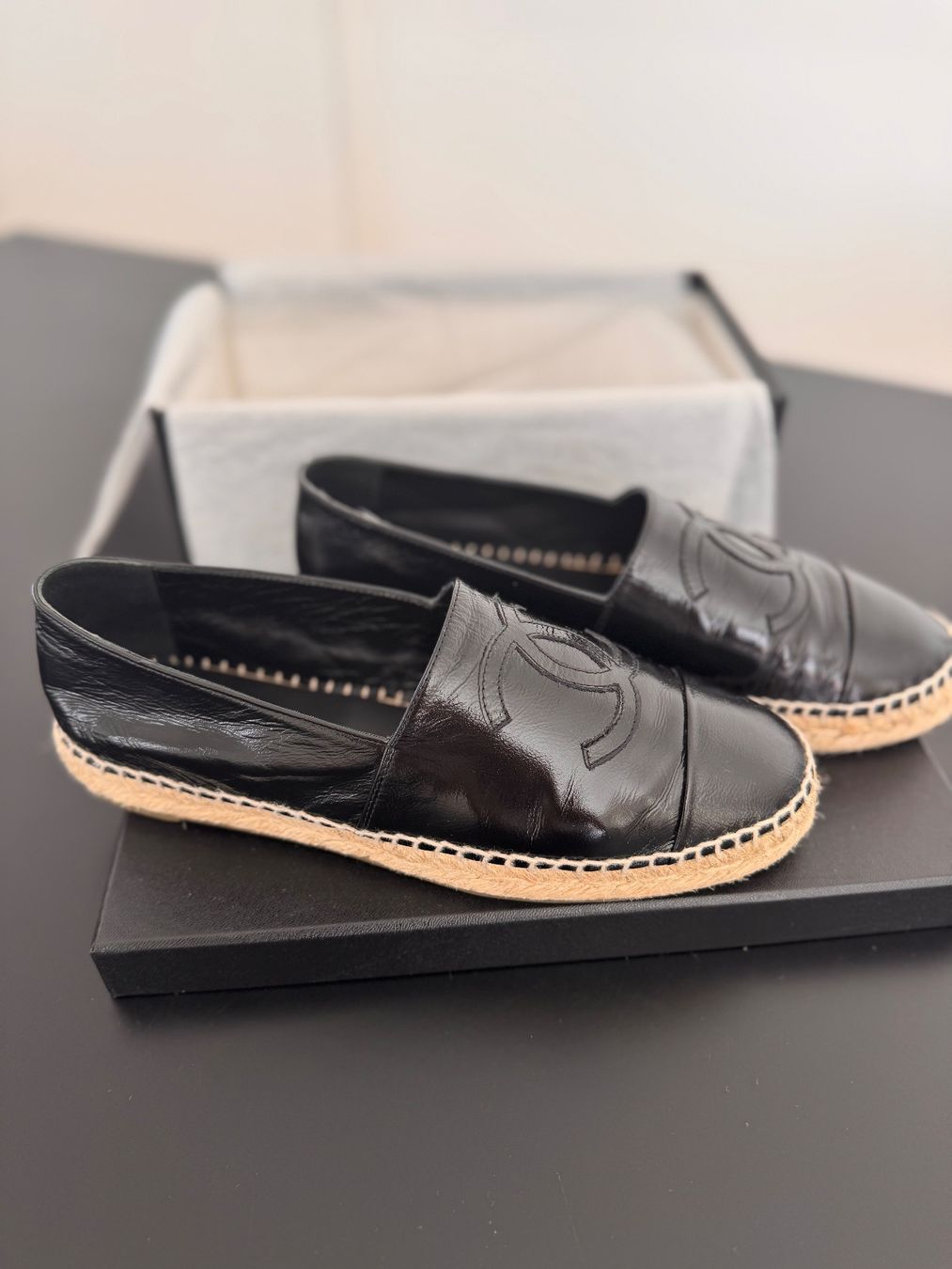 Chanel Damenschuhe: Chanel Espadrilles Gr 39 Neu Schwarz Lack – Neu und originalverpackt aus Wädenswil von Isa_belle28 1