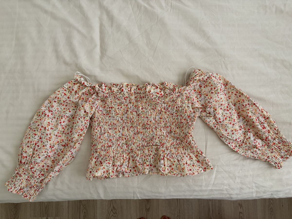 Zara Blusen: Haut à fleurs manches bouffantes – Gebraucht aus Monthey von Sevdije.Kololli 1