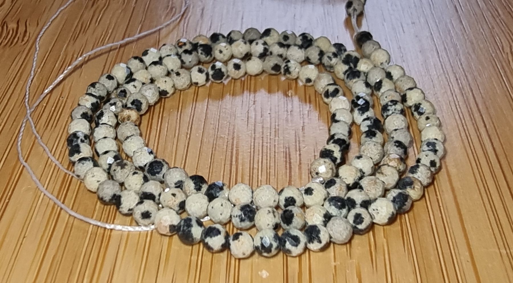 Minerali & Pietre curative: Dalmatiner Jaspis,  Aplit,  facettiert 3mm. Strang – Nuovo e nell'imballaggio originale da Menziken venduto da Mirager