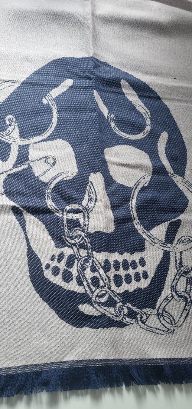 Alexander Mcqueen Foulards, Tücher & Schals: Sciarpa di Alexander McQueen nuova e originale – Defekt aus Giubiasco von fas_b82x