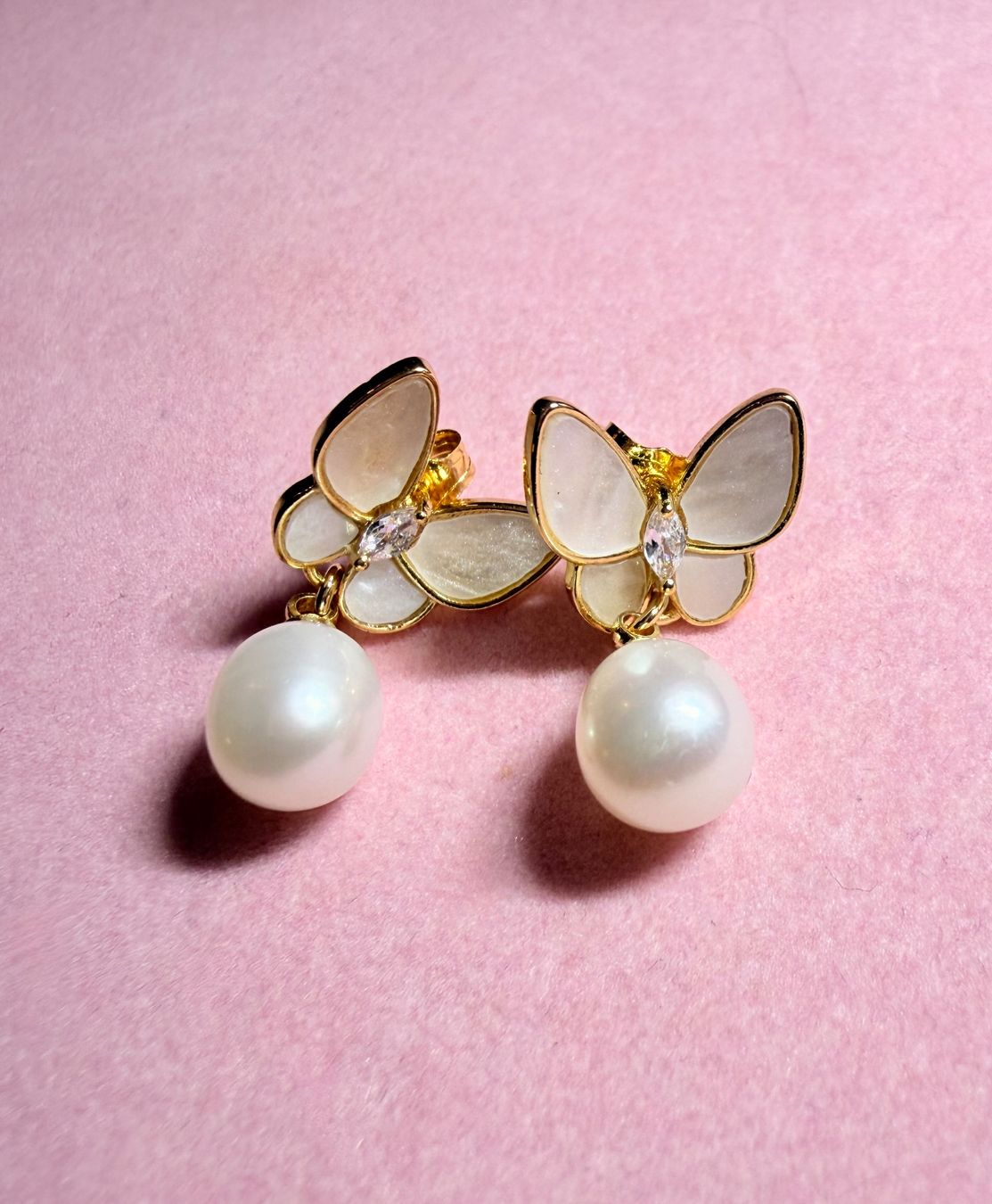 Orecchini pendenti & Orecchini a lobo: Boucles d'oreilles papillon nacré et perle – Nuovo e nell'imballaggio originale da St-Maurice venduto da Sandrinette123 5