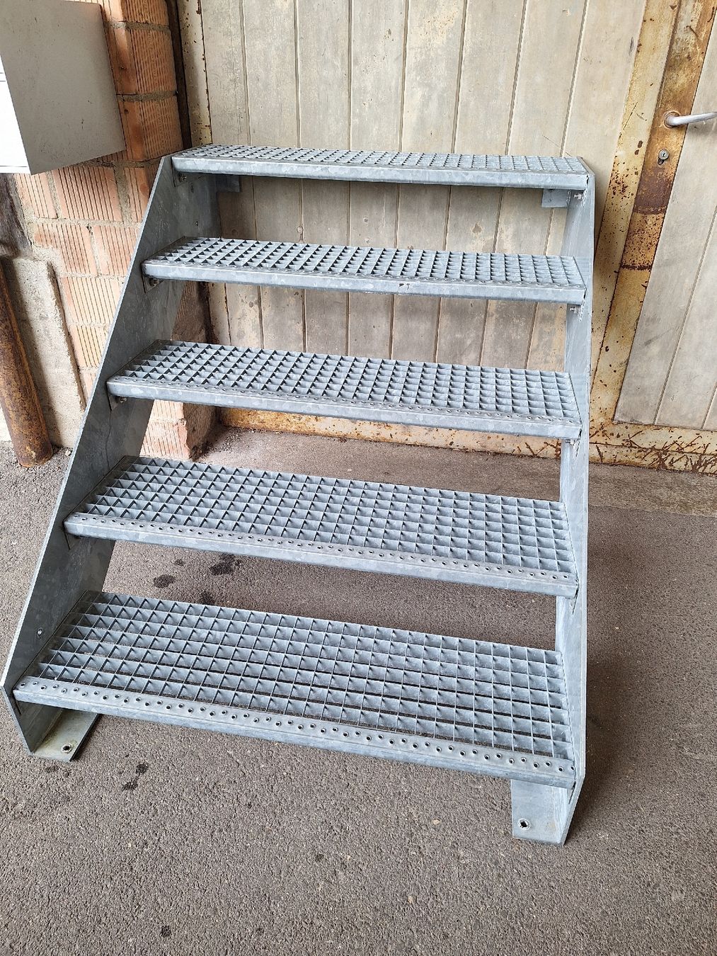 Treppen: Metalltreppe Stahltreppe Verzinkt Neu Robust 5 Stufen – Neu (gemäss Beschreibung) aus Willisau von Abei