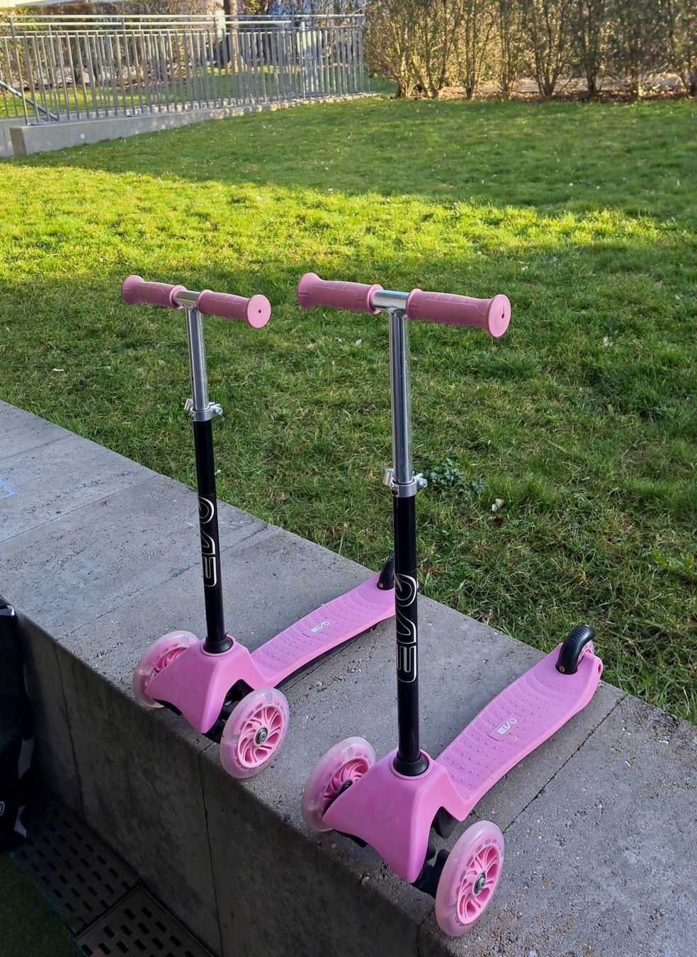 Veicoli per bambini: Kinder Dreirad Roller mit LED Lichter super Zustand – Usato da Kreuzlingen venduto da sar_8ngw 3