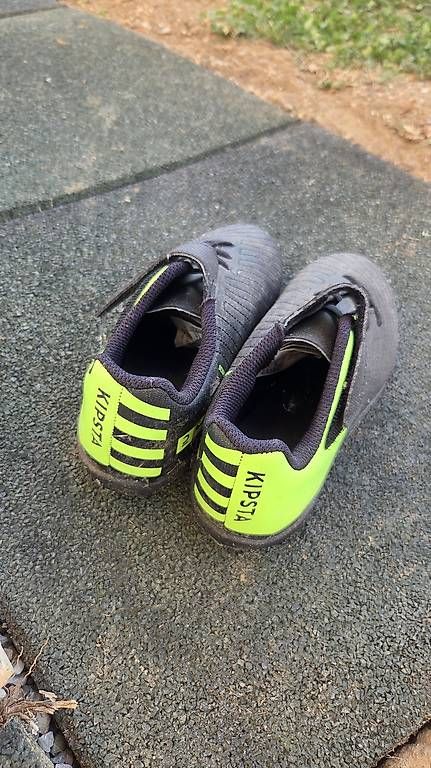 Scarpe da uomo: Chaussures Foot kipsta pointure 33 – Usato da Gilly venduto da Florfil 2