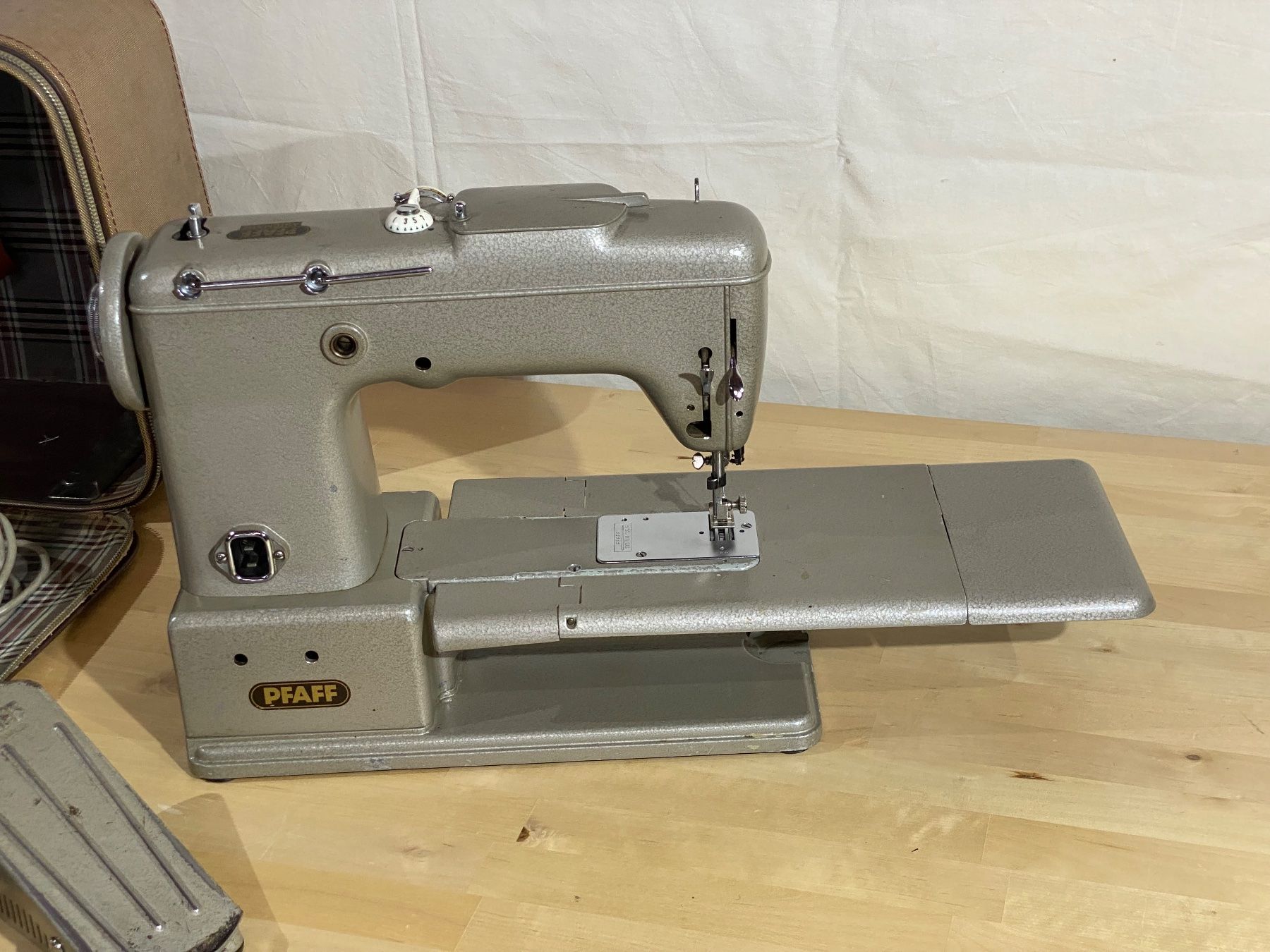 Pfaff Macchine da cucire: Top Pfaff Modell 332 Automatic - schöne Nähmaschine – Usato da Brügg BE venduto da Busima 4