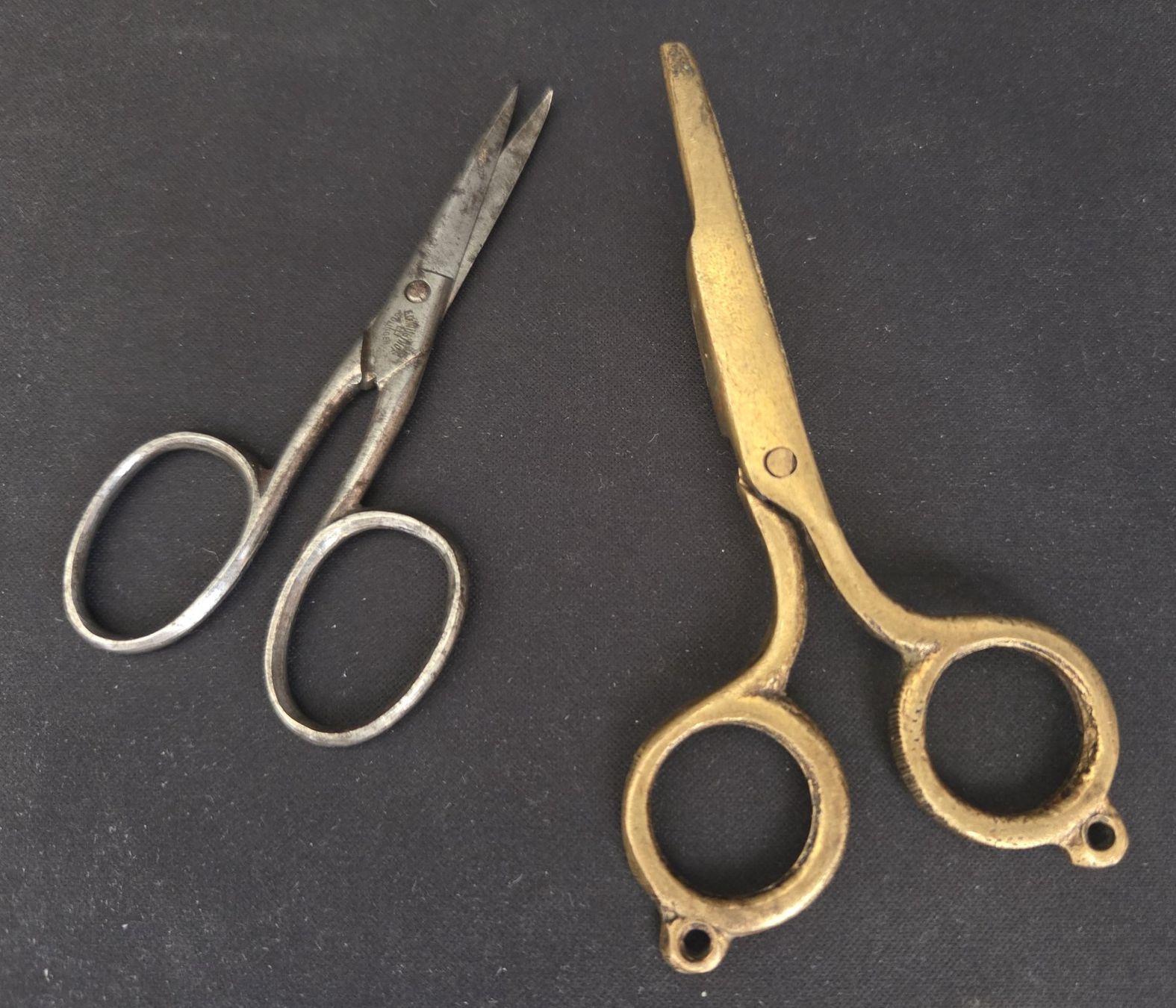 Alle Werkzeuge: 1x Kerzen-Schere 1x Schere klein   2x Ciseaux anciens – Gebraucht aus Tavannes von Cire
