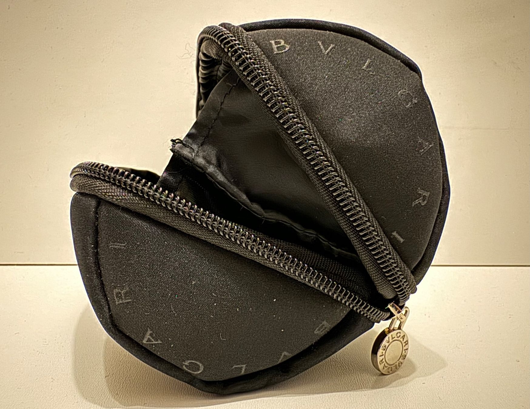Custodie per cosmetici: EMIRATES Business Class pouch BVLGARI – Nuovo (secondo la descrizione) da Genève venduto da Murmurs