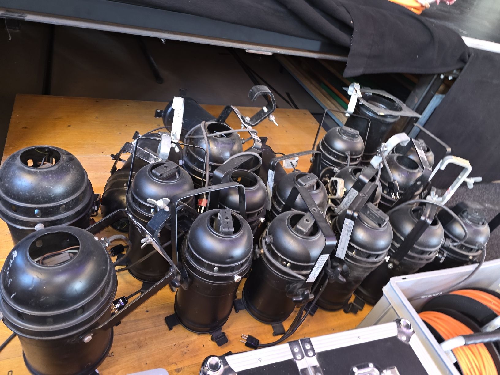 Lampade: Alte Gebrauchte Par 64 Scheinwerfer. Wenig gebraucht. – Usato da Langnau am Albis venduto da Michel_BaumgartnerLA
