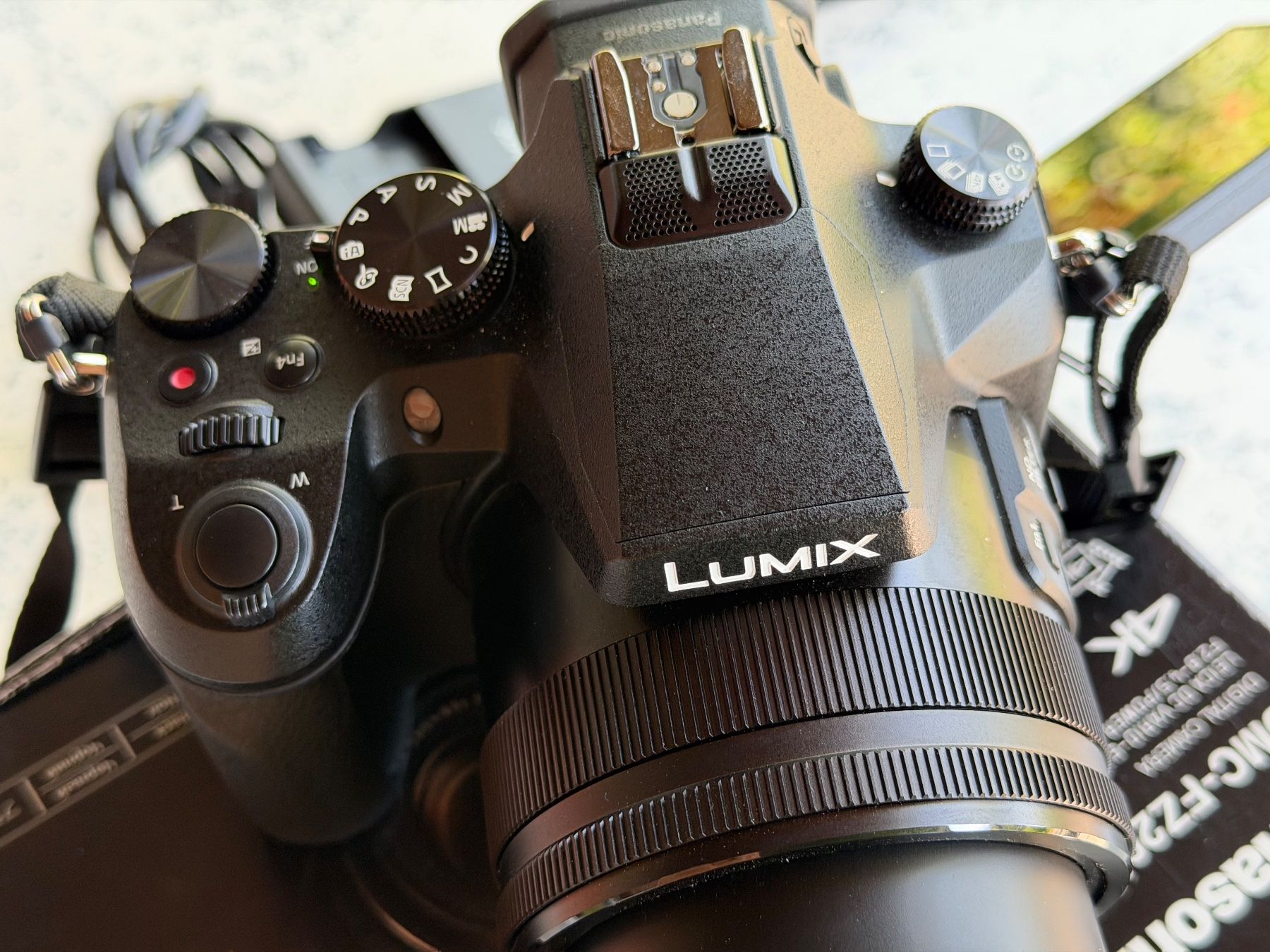 Panasonic Fotocamera: Panasonic Lumix DMC-FZ 2000 mit Buch – Usato da Grüt (Gossau ZH) venduto da Rocks55 8