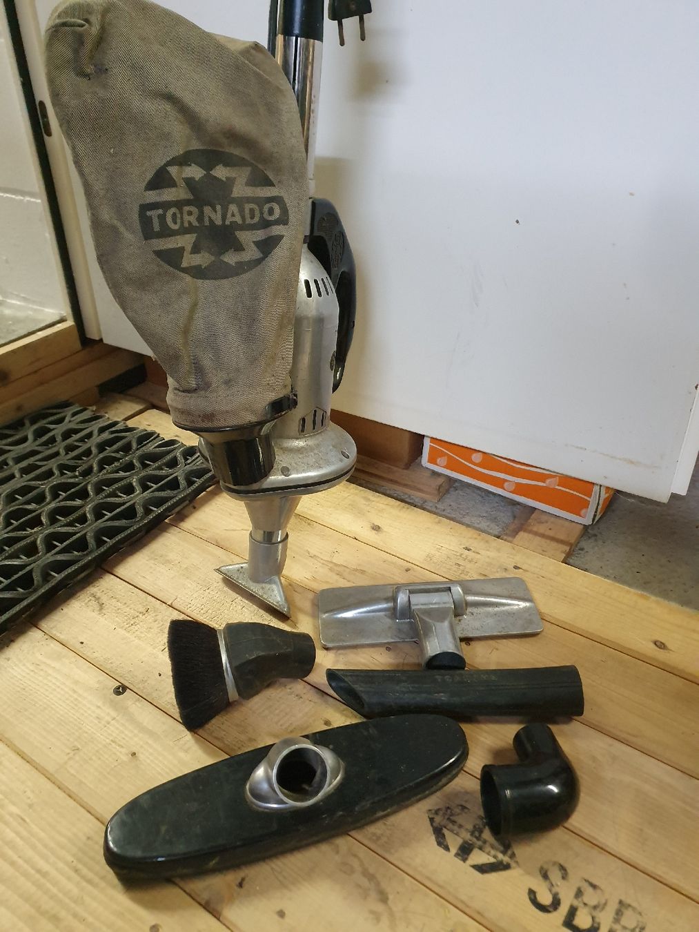 Aspirapolveri & Accessori: Tornado Staubsauger 50/60er – Usato da Herznach venduto da VwGolfer