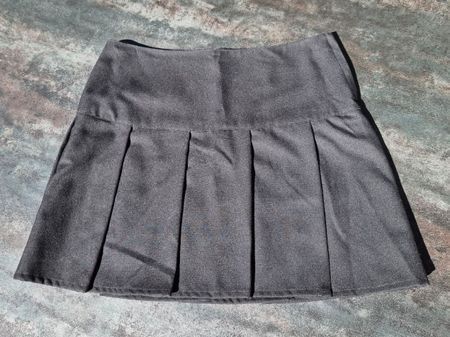 Faltenrock von H&M, schwarz, kurz Grösse 38, guter Zustand