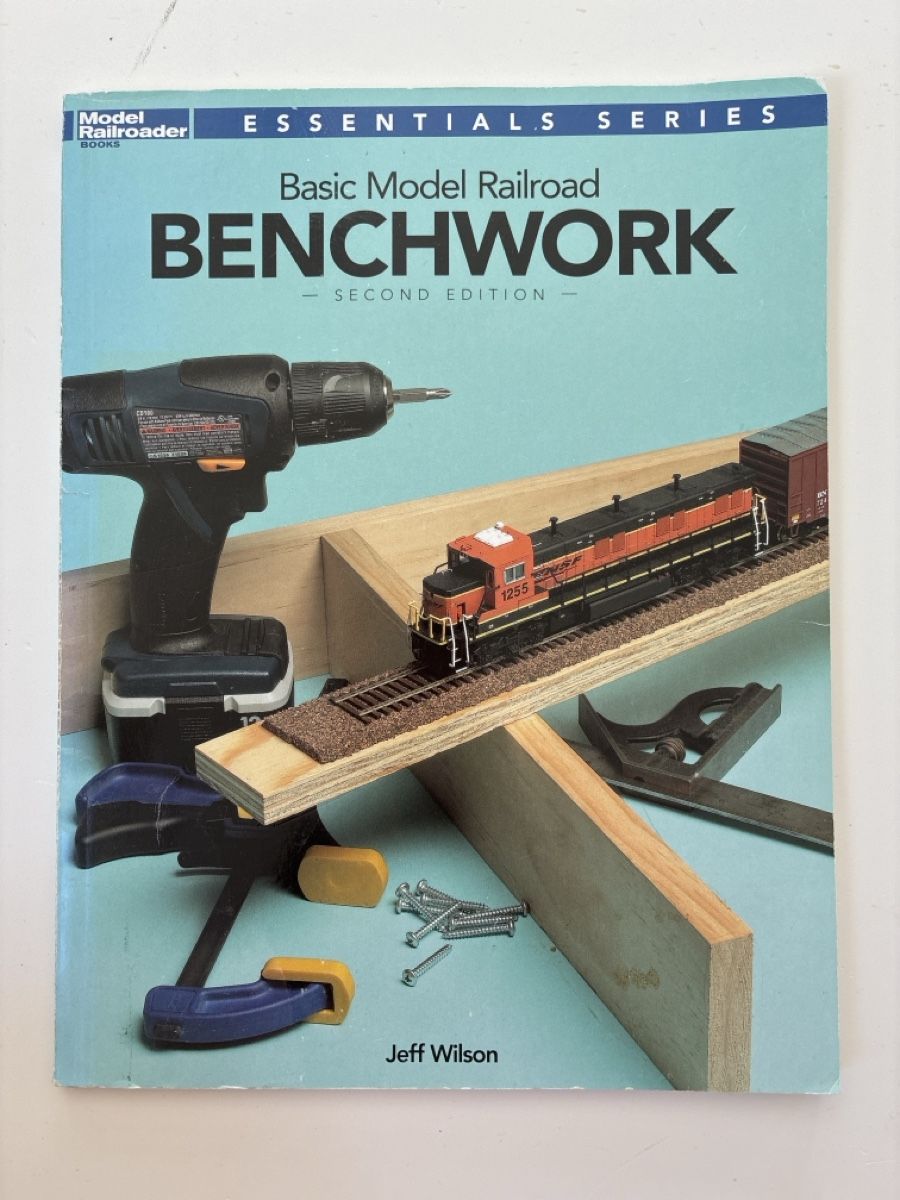 Livres: Basic Model Railroad Benchwork – D'occasion à Lucens par metaD