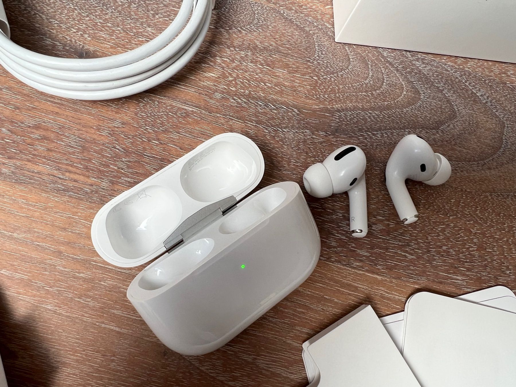 Apple Headsets: APPLE AirPods Pro 1st Gen Wireless Charging Case / Air Pods – Gebraucht aus Worb von  2