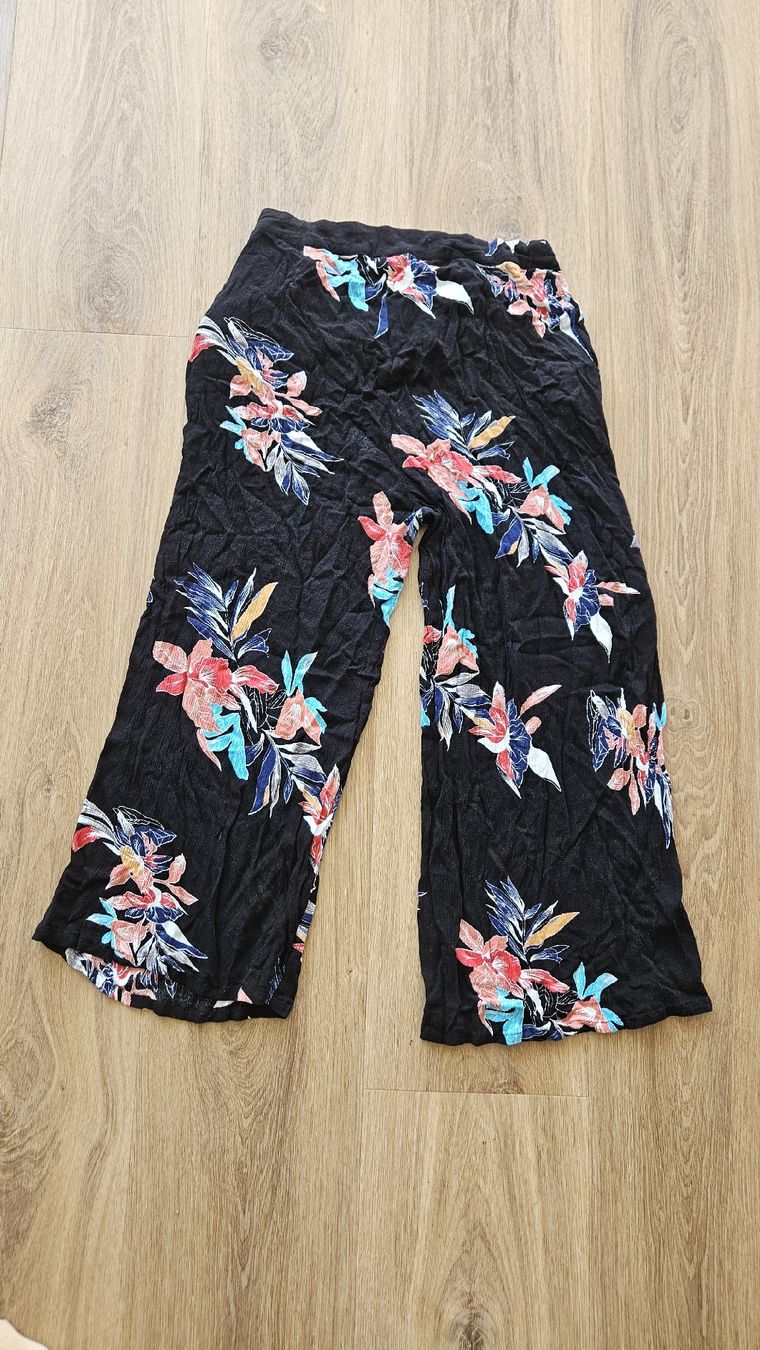 Pantaloni: Schwarze Sommerhose mit Blumenmuster, Grösse M – Usato da Konolfingen venduto da Aprilsnow93