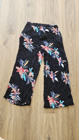 Schwarze Sommerhose mit Blumenmuster, Grösse M