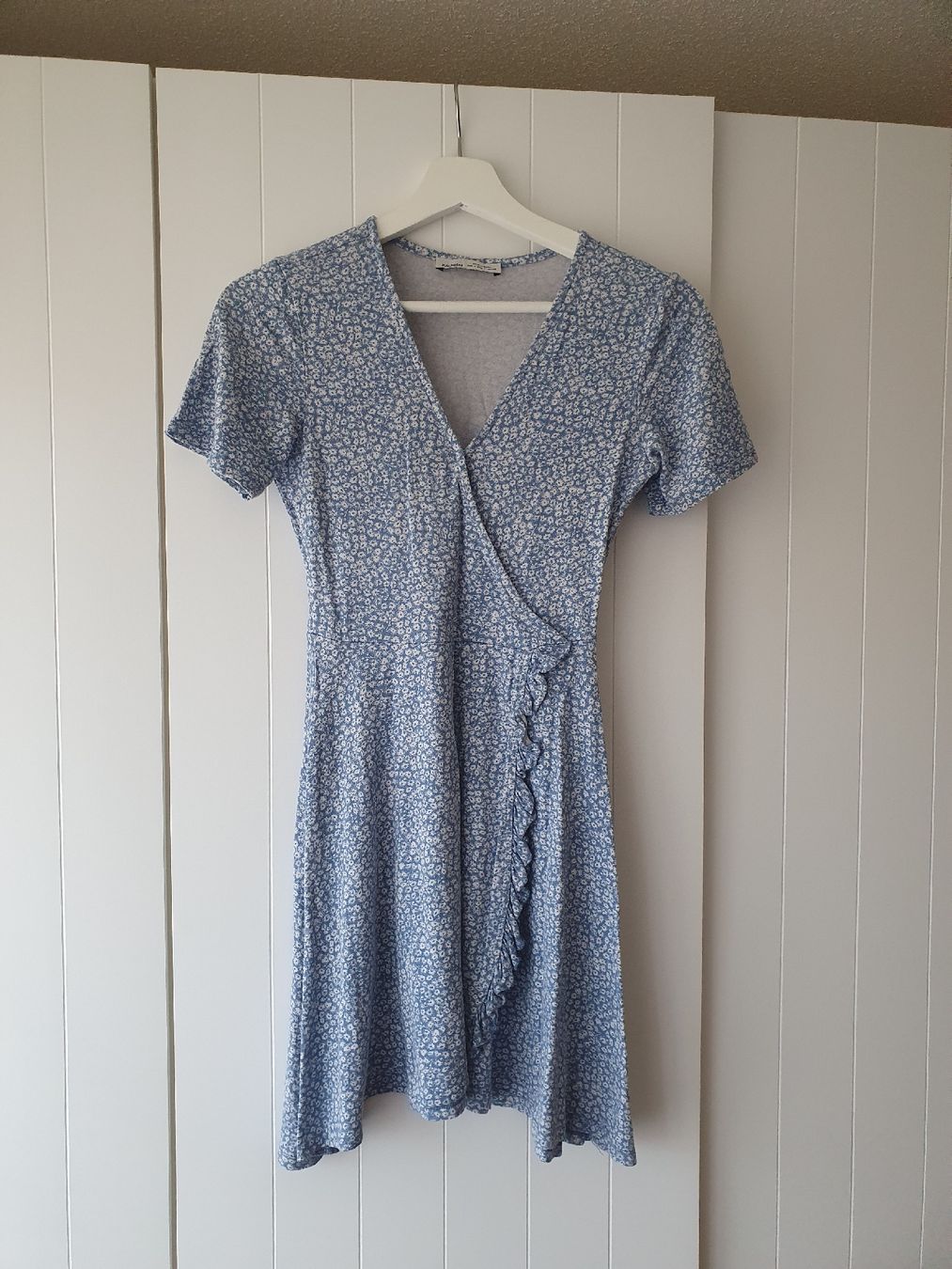 Pull&Bear Vestiti: Blumen-Wickelkleid Hellblau Weiss S/36 Pull&Bear – Usato da Wetzikon ZH venduto da FundusFuchs