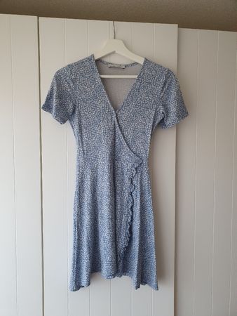 Blumen-Wickelkleid Hellblau Weiss S/36 Pull&Bear