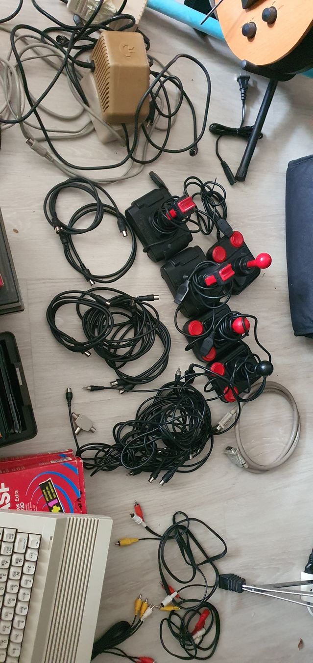 Commodore PC: Commodore 64 Zubehoer Konvolut gute Zustand – Usato da Muri AG venduto da Jeromia 4