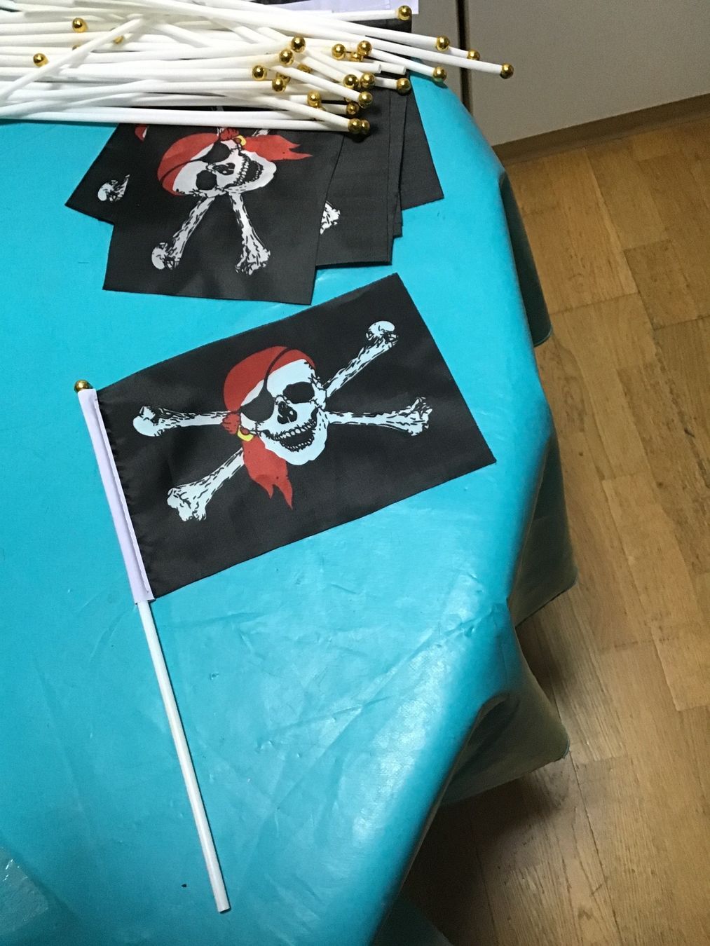 Drapeaux: 36 mini drapeaux tête de mort avec bâtons – Neuf avec emballage d'origine à Lausanne par topthai 1