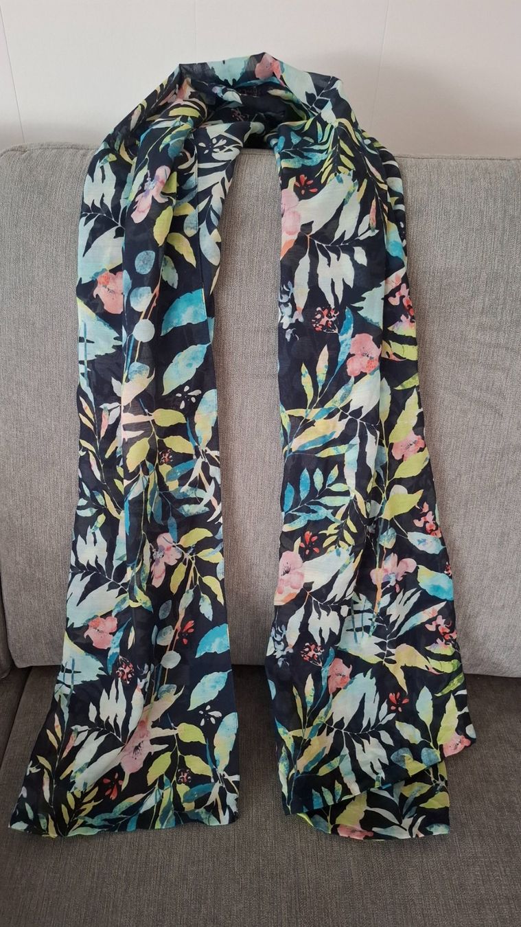 Foulards, Tücher & Schals: Damen Schal mit Blumenmuster bunt – Gebraucht aus Rieden SG von Mohu1 2