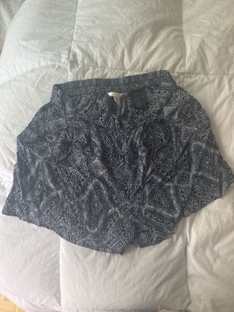 Jupe d'été H&M, taille 38, motife bleue et blanche.