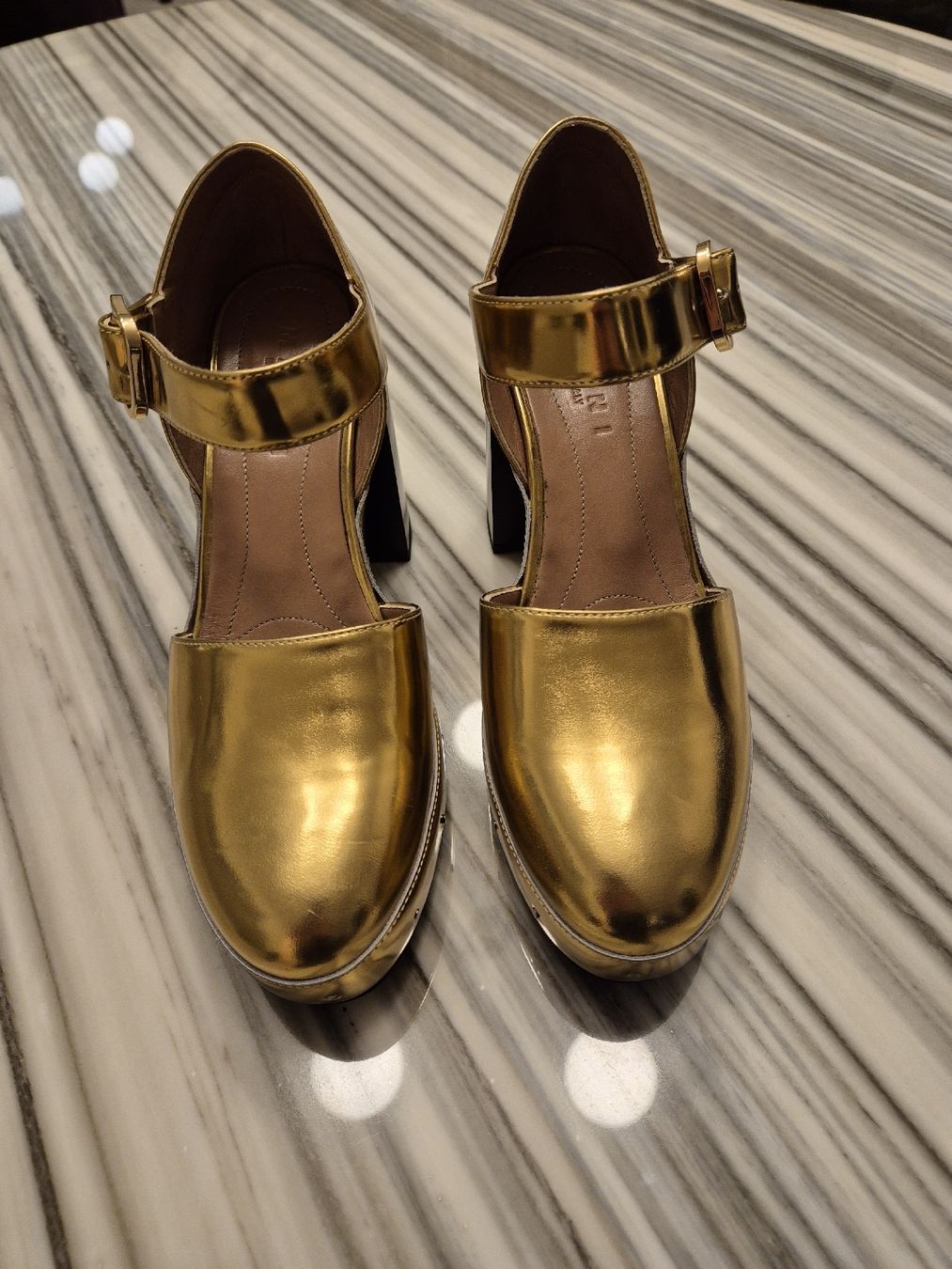 Marni Scarpe da donna: Marni Gold Leather Clogs, EU 40 – Nuovo (secondo la descrizione) da Freienbach venduto da cri_9kly